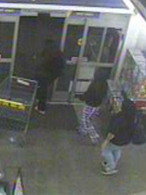 20-305-0853-suspects - together entering store